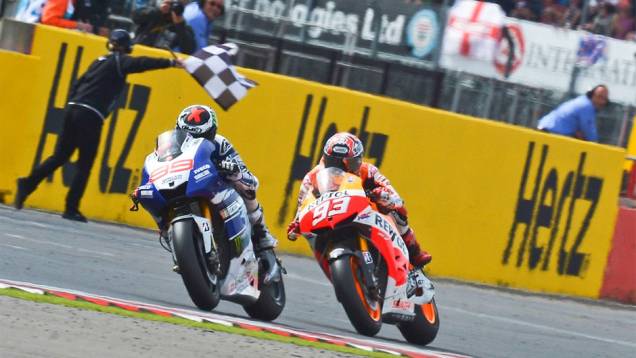 Jorge Lorenzo superou Marc Márquez em Silverstone | <a href="https://quatrorodas.abril.com.br/moto/noticias/motogp-lorenzo-bate-marquez-silverstone-752002.shtml" rel="migration">Leia mais</a>