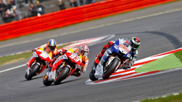 Corrida contou com final emocionante neste domingo (01) | <a href="https://quatrorodas.abril.com.br/moto/noticias/motogp-lorenzo-bate-marquez-silverstone-752002.shtml" rel="migration">Leia mais</a>