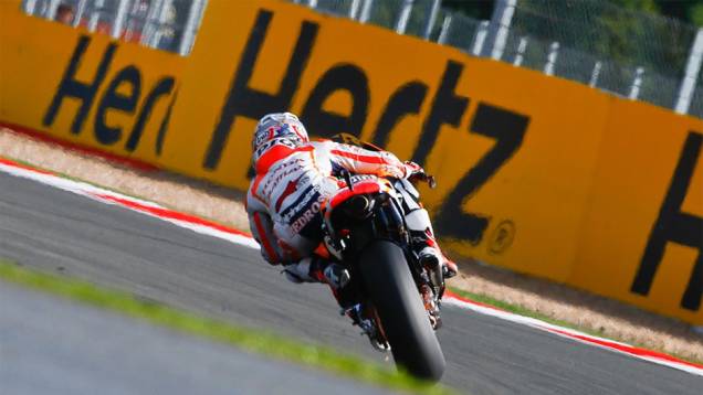 Dani Pedrosa, que terminou em terceiro, não conseguiu manter o ritmo forte e lutar pela vitória | <a href="https://quatrorodas.abril.com.br/moto/noticias/motogp-lorenzo-bate-marquez-silverstone-752002.shtml" rel="migration">Leia mais</a>