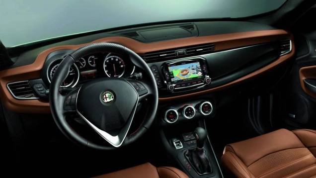 Por dentro também há alterações, como o sistema multimídia Uconnect, com opções de tela de 5 ou 6,5 polegadas. Há novos tipos de revestimento e acabamento, bem como novo design do volante | <a href="https://quatrorodas.abril.com.br/saloes/frankfurt/2013/al" rel="migration"></a> Por dentro também há alterações, como o sistema multimídia Uconnect, com opções de tela de 5 ou 6,5 polegadas. Há novos tipos de revestimento e acabamento, bem como novo design do volante | <a href="https://quatrorodas.abril.com.br/saloes/frankfurt/2013/al" rel="migration"></a>