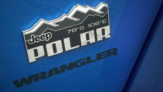 Ao lado do para-lamas dianteiro, a Jeep gravou as coordenadas 78° Sul e 106° Leste, numa referência a Vostok, Antártida, local do planeta que detém o recorde de temperatura mais baixa (- 98,2 °C) | <a href="https://quatrorodas.abril.com.br/saloes/frankfurt" rel="migration"></a> Ao lado do para-lamas dianteiro, a Jeep gravou as coordenadas 78° Sul e 106° Leste, numa referência a Vostok, Antártida, local do planeta que detém o recorde de temperatura mais baixa (- 98,2 °C) | <a href="https://quatrorodas.abril.com.br/saloes/frankfurt" rel="migration"></a>
