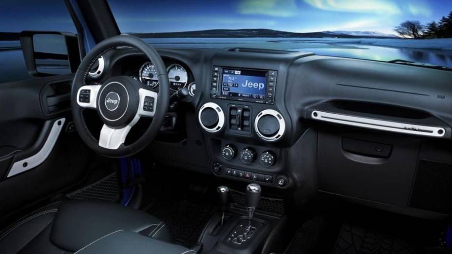 Como itens de série, estão disponíveis: bancos dianteiros aquecidos e com ajuste de altura, controle climático automático, volante revestido em couro, cruise control, entre outros | <a href="https://quatrorodas.abril.com.br/saloes/frankfurt/2013/jeep-wrang" rel="migration"></a>