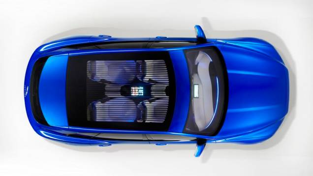 O interior do conceitual se mostra futurista, incluindo teto de vidro com a presença de painéis solares | <a href="%20https://quatrorodas.abril.com.br/saloes/frankfurt/2013/jaguar-c-x17-concept-752065.shtml" rel="migration">Leia mais</a>