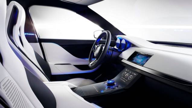 Há, por outro lado, características comuns aos carros atuais da marca, como o seletor rotativo de marchas | <a href="%20https://quatrorodas.abril.com.br/saloes/frankfurt/2013/jaguar-c-x17-concept-752065.shtml" rel="migration">Leia mais</a> Há, por outro lado, características comuns aos carros atuais da marca, como o seletor rotativo de marchas | <a href="%20https://quatrorodas.abril.com.br/saloes/frankfurt/2013/jaguar-c-x17-concept-752065.shtml" rel="migration">Leia mais</a>