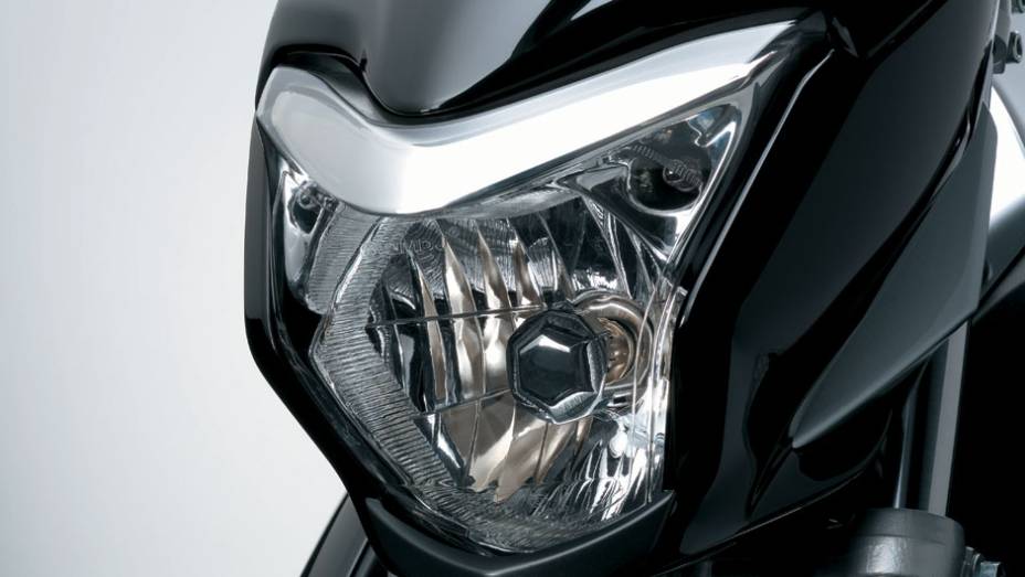 Detalhe do farol dianteiro | <a href="https://quatrorodas.abril.com.br/moto/noticias/suzuki-inazuma-custara-r-15-900-781642.shtml" rel="migration">Leia mais</a>