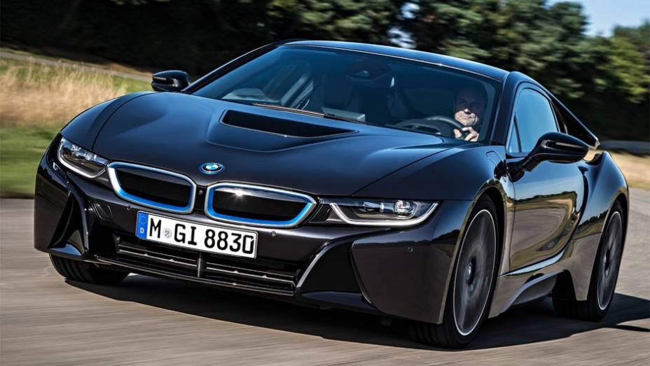 O esportivo chegará equipado com motor a combustão 1.5 turbo de três cilindros | <a href="https://quatrorodas.abril.com.br/saloes/frankfurt/2013/bmw-i8-752136.shtml" rel="migration">Leia mais</a>