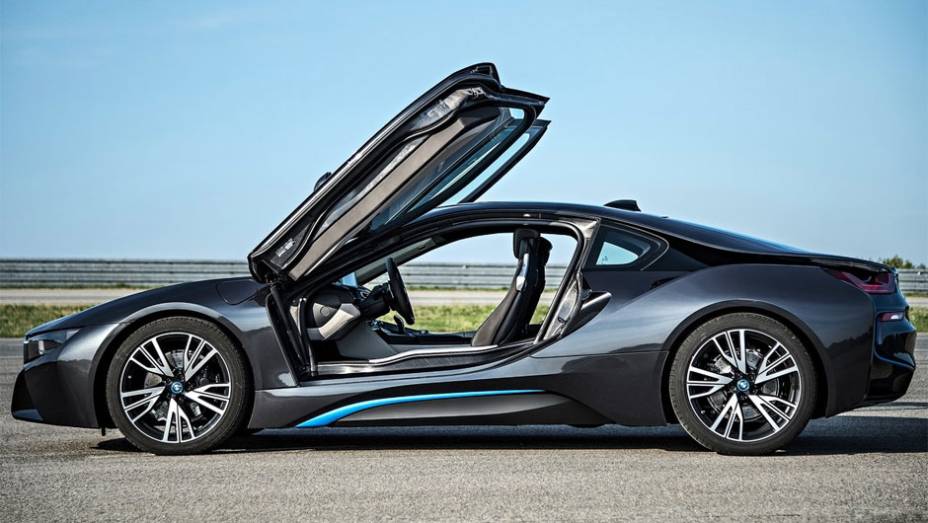 Assim, o i8 consegue acelerar de 0 a 100 km/h em 4,5 segundos | <a href="https://quatrorodas.abril.com.br/saloes/frankfurt/2013/bmw-i8-752136.shtml" rel="migration">Leia mais</a>