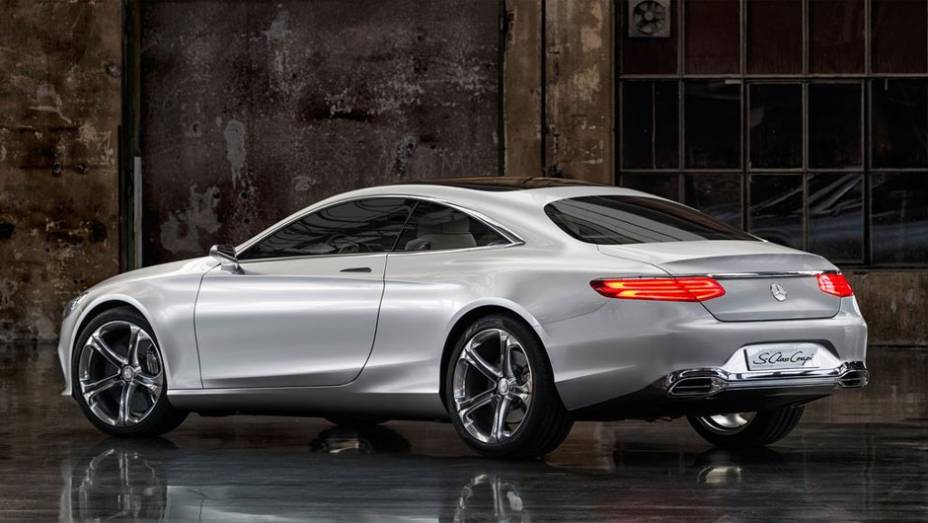 ... ao passo que a traseira conta com novas lanternas horizontais, que dão um toque de luxo ao modelo | <a href="https://quatrorodas.abril.com.br/saloes/frankfurt/2013/mercedes-benz-classe-s-coupe-753066.shtml" rel="migration">Leia mais</a>