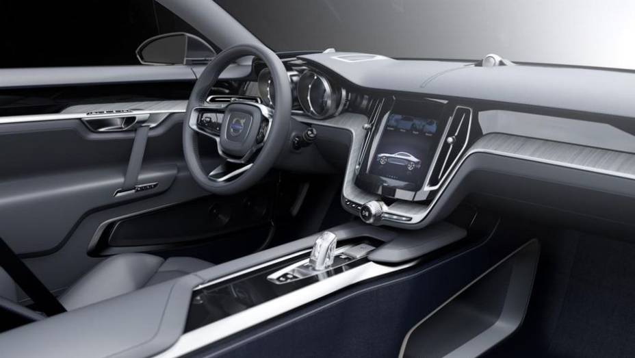 Por dentro, ele traz materiais de qualidade, incluindo couro, madeira e apliques de madeira laqueada | <a href="https://quatrorodas.abril.com.br/saloes/frankfurt/2013/volvo-concept-coupe-751772.shtml" rel="migration">Leia mais</a>