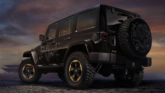 Desenhos de dragões são presença certa do lado de fora... | <a href="https://quatrorodas.abril.com.br/noticias/fabricantes/jeep-revela-wrangler-dragon-edition-753744.shtml" rel="migration">Leia mais</a>