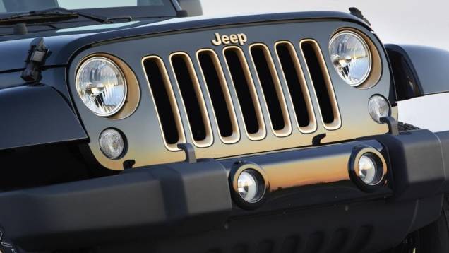 A edição especial tem cor de carroceria preta, com diversos detalhes em bronze, incluindo a grade frontal | <a href="https://quatrorodas.abril.com.br/noticias/fabricantes/jeep-revela-wrangler-dragon-edition-753744.shtml" rel="migration">Leia mais</a>