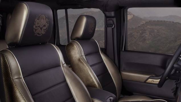 ...e também por dentro da cabine | <a href="https://quatrorodas.abril.com.br/noticias/fabricantes/jeep-revela-wrangler-dragon-edition-753744.shtml" rel="migration">Leia mais</a> ...e também por dentro da cabine | <a href="https://quatrorodas.abril.com.br/noticias/fabricantes/jeep-revela-wrangler-dragon-edition-753744.shtml" rel="migration">Leia mais</a>