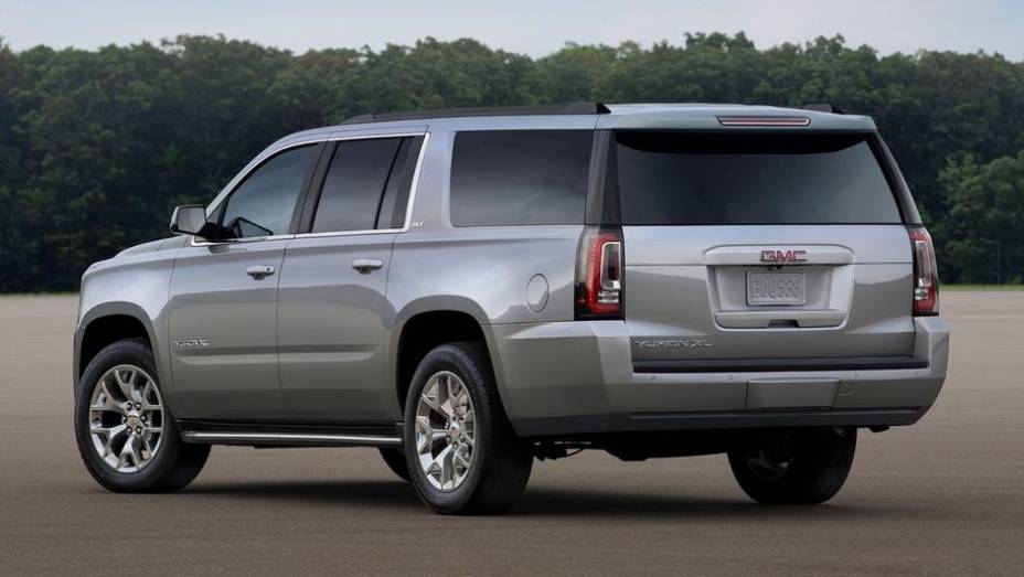 Pela GMC, um dos modelos apresentados é o Yukon XL | <a href="https://quatrorodas.abril.com.br/noticias/saloes/los-angeles-2013/eua-gm-lanca-linha-2015-suvs-753784.shtml" rel="migration">Leia mais</a> | <a href="https://quatrorodas.abril.com.br/galerias/saloes/los-angeles-" rel="migration"></a>