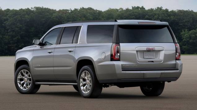 Pela GMC, um dos modelos apresentados é o Yukon XL | <a href="https://quatrorodas.abril.com.br/noticias/saloes/los-angeles-2013/eua-gm-lanca-linha-2015-suvs-753784.shtml" rel="migration">Leia mais</a> | <a href="https://quatrorodas.abril.com.br/galerias/saloes/los-angeles-" rel="migration"></a>