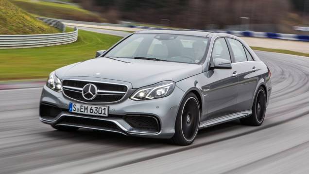 A Mercedes-Benz anunciou a chegada do E63 AMG 4MATIC ao mercado brasileiro | <a href="https://quatrorodas.abril.com.br/noticias/fabricantes/mercedes-traz-e63-amg-4matic-ao-brasil-754476.shtml" rel="migration">Leia mais</a>