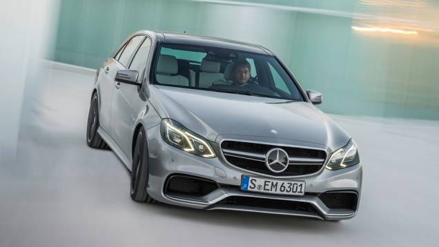 O sedã completa a gama da Classe E no País e terá preço fixado em dólares: US$ 245.900 | <a href="https://quatrorodas.abril.com.br/noticias/fabricantes/mercedes-traz-e63-amg-4matic-ao-brasil-754476.shtml" rel="migration">Leia mais</a>