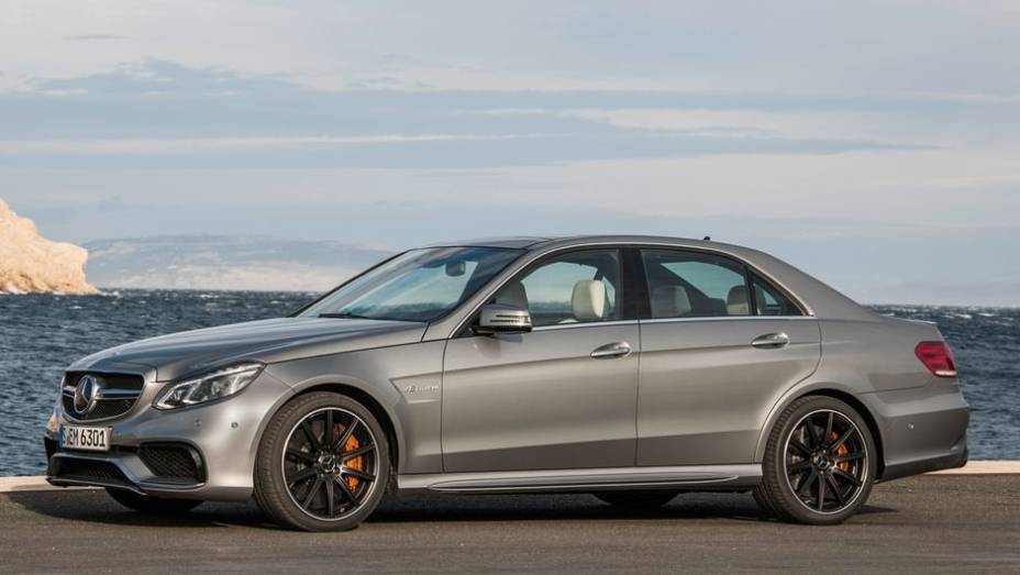 Renovado, o modelo tem como uma das principais alterações o aumento da potência oferecida pelo motor 5.5 V8 turbo: de 525 para 557 cavalos | <a href="https://quatrorodas.abril.com.br/noticias/fabricantes/mercedes-traz-e63-amg-4matic-ao-brasil-754476.shtml" rel="migration"></a>