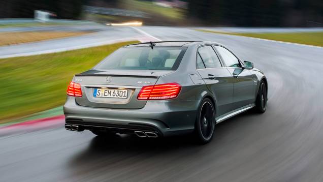 Como o próprio nome revela, a versão conta com tração integral 4MATIC. Além disso, a transmissão é a SPEEDSHIFT MCT, de sete marchas | <a href="https://quatrorodas.abril.com.br/noticias/fabricantes/mercedes-traz-e63-amg-4matic-ao-brasil-754476.shtml" rel="migration">Leia</a> Como o próprio nome revela, a versão conta com tração integral 4MATIC. Além disso, a transmissão é a SPEEDSHIFT MCT, de sete marchas | <a href="https://quatrorodas.abril.com.br/noticias/fabricantes/mercedes-traz-e63-amg-4matic-ao-brasil-754476.shtml" rel="migration">Leia</a>