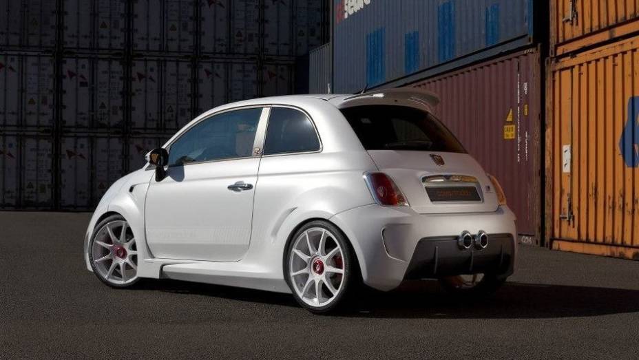 Foram introduzidos novos para-choques, novas ponteiras de escapamento, saias laterais... | <a href="https://quatrorodas.abril.com.br/noticias/fabricantes/zender-revela-abarth-500-corsa-stradale-754764.shtml" rel="migration">Leia mais</a>