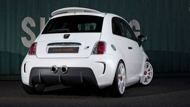 Basicamente todas as partes inseridas foram feitas em fibra de carbono, de modo a não aumentar tanto o peso final do carro | <a href="https://quatrorodas.abril.com.br/noticias/fabricantes/zender-revela-abarth-500-corsa-stradale-754764.shtml" rel="migration">Leia mais</a>