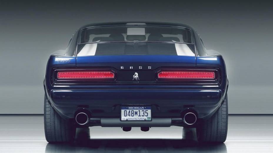 Por fora, o Bass 770 tem design que lembra muscle cars históricos, de décadas passadas, sendo visível a influência de modelos como Dodge Charger, Dodge Challenger e Ford Mustang | <a href="https://quatrorodas.abril.com.br/noticias/fabricantes/equus-bass-77" rel="migration"></a>