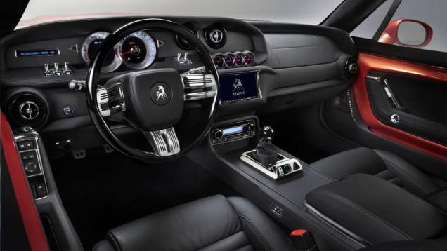 O coupé tem suspensão magnética, com amortecedores ajustáveis, airbags, sistema de monitoramento da pressão dos pneus, cruise control, revestimento interno em couro... | <a href="https://quatrorodas.abril.com.br/noticias/fabricantes/equus-bass-770-revelado" rel="migration"></a>