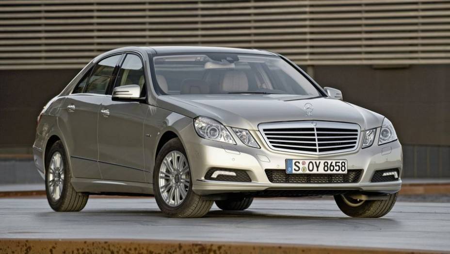 4. Mercedes-Benz Classe E - 381 | <a href="https://quatrorodas.abril.com.br/noticias/mercado/eua-marcas-luxo-mercedes-classe-c-mais-roubado-755257.shtml" rel="migration">Leia mais</a>