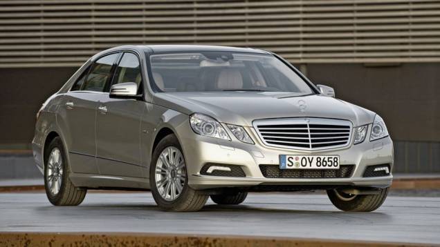 4. Mercedes-Benz Classe E - 381 | <a href="http://quatrorodas.abril.com.br/noticias/mercado/eua-marcas-luxo-mercedes-classe-c-mais-roubado-755257.shtml" rel="migration">Leia mais</a>