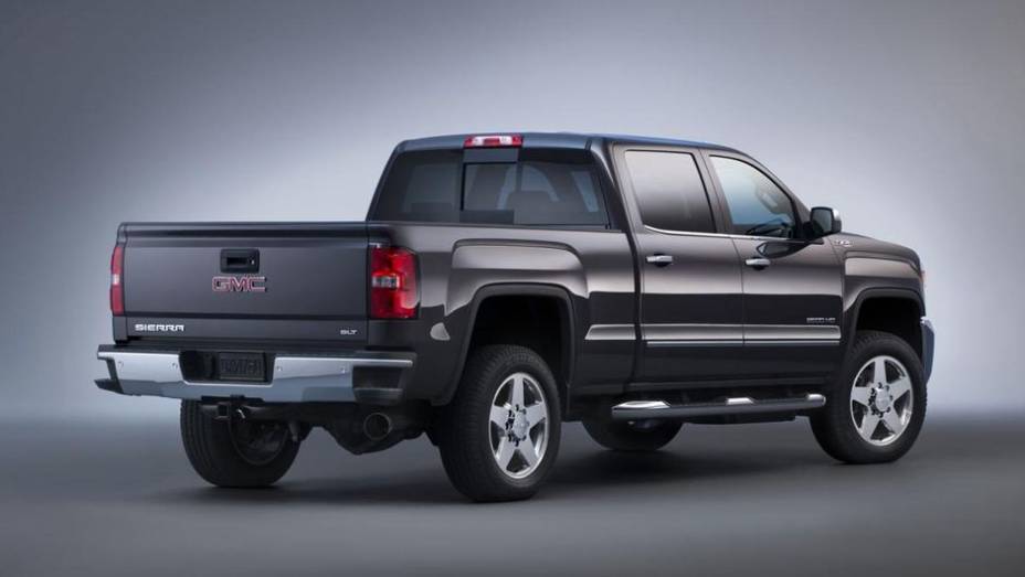 Em termos de capacidade de carga, os modelos podem suportar até 3.345 kg | <a href="https://quatrorodas.abril.com.br/noticias/fabricantes/gm-revela-novas-chevrolet-silverado-hd-gmc-sierra-hd-755241.shtml" rel="migration">Leia mais</a>