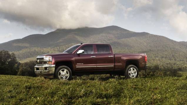 Sob o capô, duas opções estão disponíveis. Uma delas é o motor 6.0 V8 Vortec, que pode ser movido a gasolina ou bicombustível, oferecendo 360 cavalos de potência e 52,5 kgfm de torque no 2500 HD | <a href="https://quatrorodas.abril.com.br/noticias/fabrican" rel="migration"></a> Sob o capô, duas opções estão disponíveis. Uma delas é o motor 6.0 V8 Vortec, que pode ser movido a gasolina ou bicombustível, oferecendo 360 cavalos de potência e 52,5 kgfm de torque no 2500 HD | <a href="https://quatrorodas.abril.com.br/noticias/fabrican" rel="migration"></a>