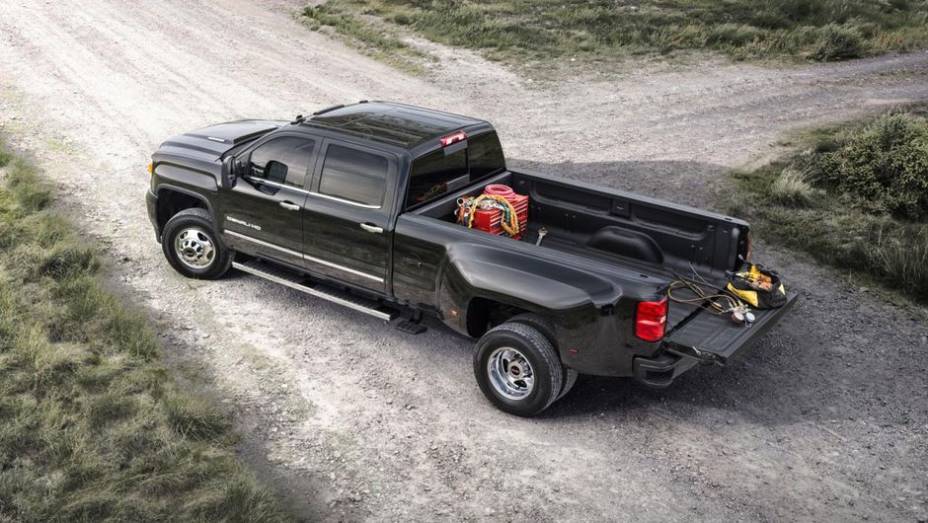 A outra é do bloco 6.6 V8 Duramax, a diesel, com 397 cv e 105,7 kgfm de torque | <a href="https://quatrorodas.abril.com.br/noticias/fabricantes/gm-revela-novas-chevrolet-silverado-hd-gmc-sierra-hd-755241.shtml" rel="migration">Leia mais</a>