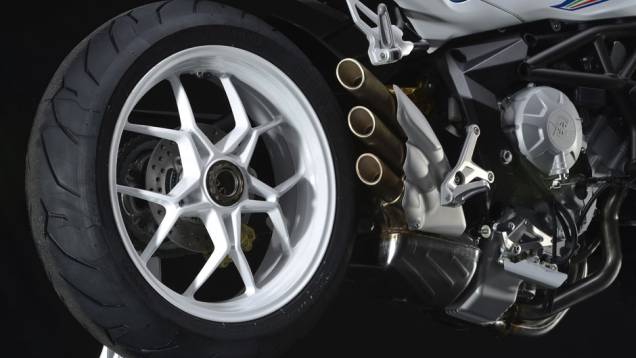 Controle de tração ajustável em oito níveis | <a href="https://quatrorodas.abril.com.br/moto/noticias/mv-agusta-brutale-800-2014-chega-r-47-000-784936.shtml" rel="migration">Leia mais</a> Controle de tração ajustável em oito níveis | <a href="https://quatrorodas.abril.com.br/moto/noticias/mv-agusta-brutale-800-2014-chega-r-47-000-784936.shtml" rel="migration">Leia mais</a>