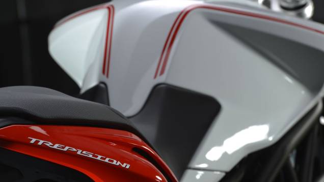 Estrutura modular com seção tubular de treliça de aço e chapas de alumínio, oferecendo uma elevada rigidez torsional | <a href="https://quatrorodas.abril.com.br/moto/noticias/mv-agusta-brutale-800-2014-chega-r-47-000-784936.shtml" rel="migration">Leia mais</a> Estrutura modular com seção tubular de treliça de aço e chapas de alumínio, oferecendo uma elevada rigidez torsional | <a href="https://quatrorodas.abril.com.br/moto/noticias/mv-agusta-brutale-800-2014-chega-r-47-000-784936.shtml" rel="migration">Leia mais</a>