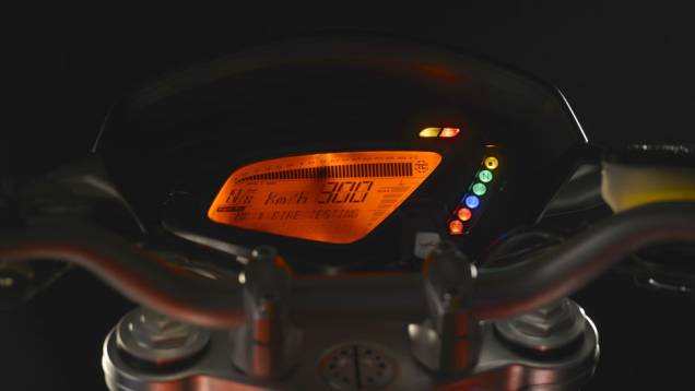Braço oscilante único com amortecedor ajustável | <a href="https://quatrorodas.abril.com.br/moto/noticias/mv-agusta-brutale-800-2014-chega-r-47-000-784936.shtml" rel="migration">Leia mais</a> Braço oscilante único com amortecedor ajustável | <a href="https://quatrorodas.abril.com.br/moto/noticias/mv-agusta-brutale-800-2014-chega-r-47-000-784936.shtml" rel="migration">Leia mais</a>