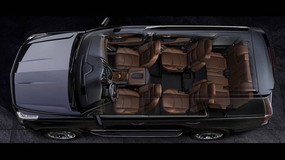A quarta gera&ccedil;&atilde;o do Escalade est&aacute; dispon&iacute;vel em duas vers&otilde;es - uma menor e outra com mais espa&ccedil;o na terceira fileira de passageiros | <a href="https://quatrorodas.abril.com.br/noticias/fabricantes/cadillac-apresenta-nova-geracao-escalade-756397.shtml" rel="migration">Leia</a>