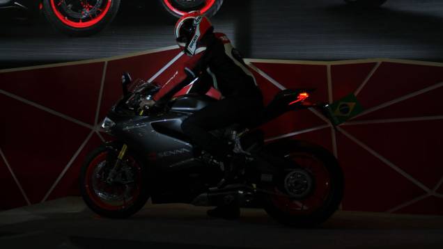 O momento em que a moto foi revelada no Salão Duas Rodas emocionou o público presente | <a href="https://quatrorodas.abril.com.br/moto/noticias/ducati-revela-1199-panigale-s-senna-salao-duas-rodas-756467.shtml" rel="migration">Leia mais</a>