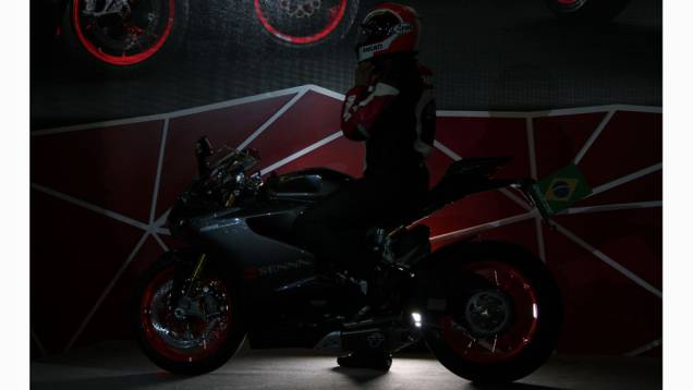 Aparição da Ducati 1199 Panigale S Senna causou furor no público | <a href="https://quatrorodas.abril.com.br/moto/noticias/ducati-revela-1199-panigale-s-senna-salao-duas-rodas-756467.shtml" rel="migration">Leia mais</a> Aparição da Ducati 1199 Panigale S Senna causou furor no público | <a href="https://quatrorodas.abril.com.br/moto/noticias/ducati-revela-1199-panigale-s-senna-salao-duas-rodas-756467.shtml" rel="migration">Leia mais</a>