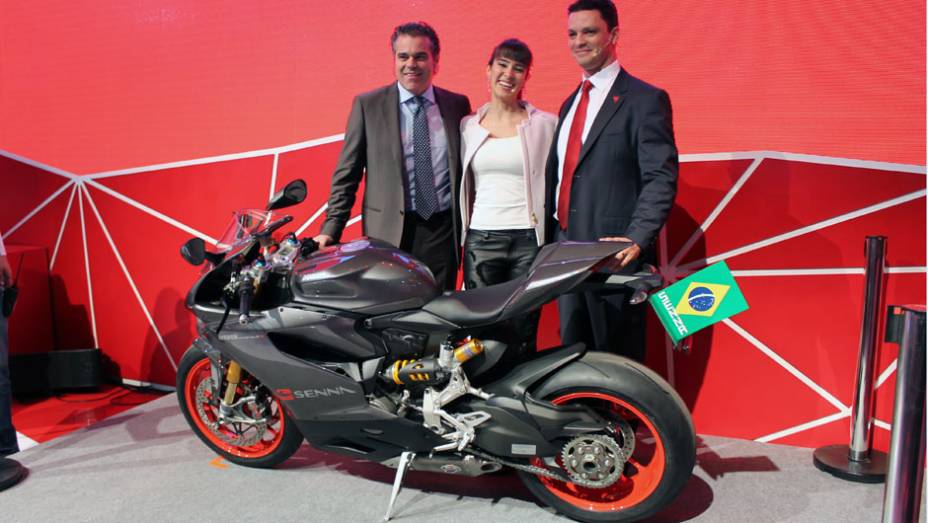 Roberto Righi, Paula Senna e Ricardo Susini apresentam a Ducati 1199 Panigale S Senna | <a href="https://quatrorodas.abril.com.br/moto/noticias/ducati-revela-1199-panigale-s-senna-salao-duas-rodas-756467.shtml" rel="migration">Leia mais</a>