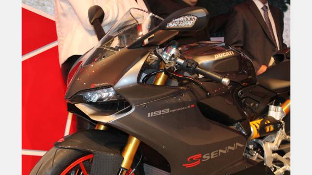 Detalhe dos grafismos | <a href="https://quatrorodas.abril.com.br/moto/noticias/ducati-revela-1199-panigale-s-senna-salao-duas-rodas-756467.shtml" rel="migration">Leia mais</a>