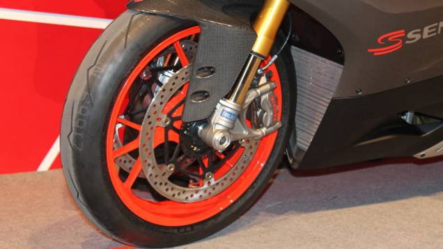 Detalhe da roda dianteira | <a href="https://quatrorodas.abril.com.br/moto/noticias/ducati-revela-1199-panigale-s-senna-salao-duas-rodas-756467.shtml" rel="migration">Leia mais</a>