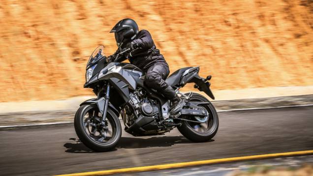 Modelo chega ao mercado brasileiro no primeiro semestre de 2014 | <a href="https://quatrorodas.abril.com.br/moto/noticias/honda-investe-modelos-500cc-756399.shtml" rel="migration">Leia mais</a> Modelo chega ao mercado brasileiro no primeiro semestre de 2014 | <a href="https://quatrorodas.abril.com.br/moto/noticias/honda-investe-modelos-500cc-756399.shtml" rel="migration">Leia mais</a>