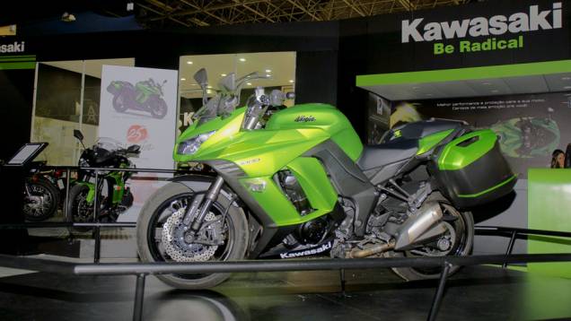 A Kawasaki Ninja 1000 Tourer ABS 2014 foi a principal atração do estande da Kawasaki no Salão Duas Rodas 2013 | <a href="https://quatrorodas.abril.com.br/moto/noticias/kawasaki-lanca-ninja-1000-tourer-abs-salao-duas-rodas-756465.shtml" rel="migration">Leia mais</a>