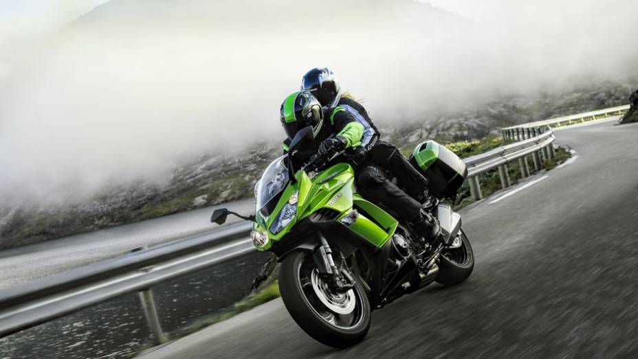 A sport-touring agora conta com controle de tração (três modos diferentes),dois modos de potência e malas laterais como itens de série | <a href="https://quatrorodas.abril.com.br/moto/noticias/kawasaki-lanca-ninja-1000-tourer-abs-salao-duas-rodas-756465.sh" rel="migration"></a>