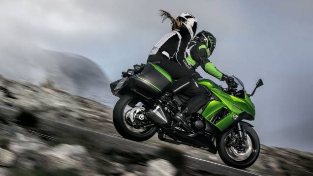 A motocicleta está prevista para chegar ao mercado brasileiro no segundo trimestre de 2014 | <a href="https://quatrorodas.abril.com.br/moto/noticias/kawasaki-lanca-ninja-1000-tourer-abs-salao-duas-rodas-756465.shtml" rel="migration">Leia mais</a>