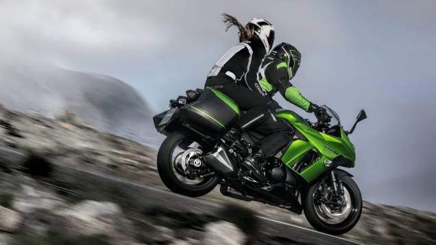 A motocicleta está prevista para chegar ao mercado brasileiro no segundo trimestre de 2014 | <a href="https://quatrorodas.abril.com.br/moto/noticias/kawasaki-lanca-ninja-1000-tourer-abs-salao-duas-rodas-756465.shtml" rel="migration">Leia mais</a> A motocicleta está prevista para chegar ao mercado brasileiro no segundo trimestre de 2014 | <a href="https://quatrorodas.abril.com.br/moto/noticias/kawasaki-lanca-ninja-1000-tourer-abs-salao-duas-rodas-756465.shtml" rel="migration">Leia mais</a>