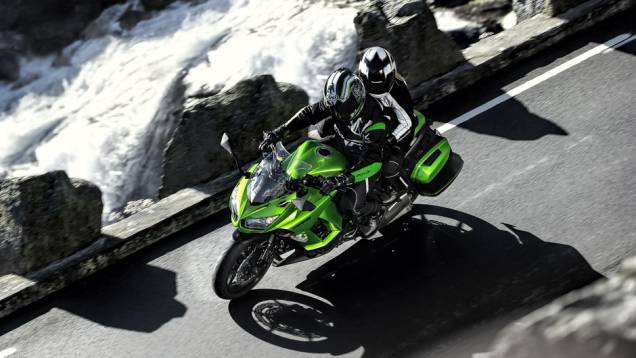 A motocicleta está equipada com um motor DOHC de 1043 cilindradas com quatro cilindros, 16 válvulas refrigerado a líquido | <a href="https://quatrorodas.abril.com.br/moto/noticias/kawasaki-lanca-ninja-1000-tourer-abs-salao-duas-rodas-756465.shtml" rel="migration">Leia mai</a> A motocicleta está equipada com um motor DOHC de 1043 cilindradas com quatro cilindros, 16 válvulas refrigerado a líquido | <a href="https://quatrorodas.abril.com.br/moto/noticias/kawasaki-lanca-ninja-1000-tourer-abs-salao-duas-rodas-756465.shtml" rel="migration">Leia mai</a>