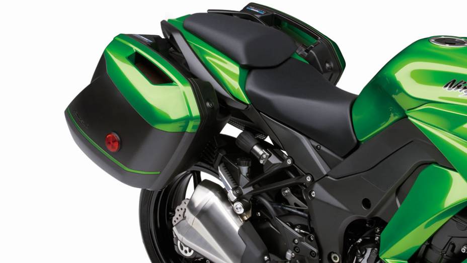 Malas laterais têm capacidade para 29 litros | <a href="https://quatrorodas.abril.com.br/moto/noticias/kawasaki-lanca-ninja-1000-tourer-abs-salao-duas-rodas-756465.shtml" rel="migration">Leia mais</a>