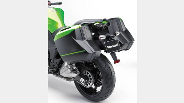 Malas laterais são itens de série | <a href="https://quatrorodas.abril.com.br/moto/noticias/kawasaki-lanca-ninja-1000-tourer-abs-salao-duas-rodas-756465.shtml" rel="migration">Leia mais</a>