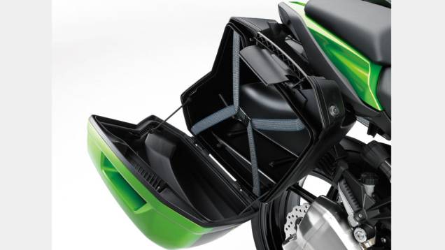 Detalhe do espaço intero da mala lateral são itens de série | <a href="https://quatrorodas.abril.com.br/moto/noticias/kawasaki-lanca-ninja-1000-tourer-abs-salao-duas-rodas-756465.shtml" rel="migration">Leia mais</a> Detalhe do espaço intero da mala lateral são itens de série | <a href="https://quatrorodas.abril.com.br/moto/noticias/kawasaki-lanca-ninja-1000-tourer-abs-salao-duas-rodas-756465.shtml" rel="migration">Leia mais</a>