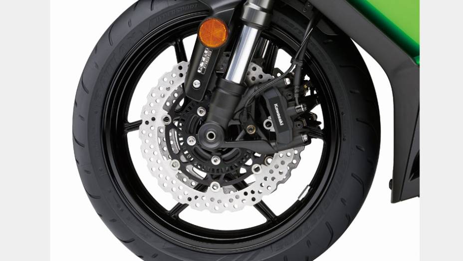 Detalhe da roda dianteira | <a href="https://quatrorodas.abril.com.br/moto/noticias/kawasaki-lanca-ninja-1000-tourer-abs-salao-duas-rodas-756465.shtml" rel="migration">Leia mais</a>